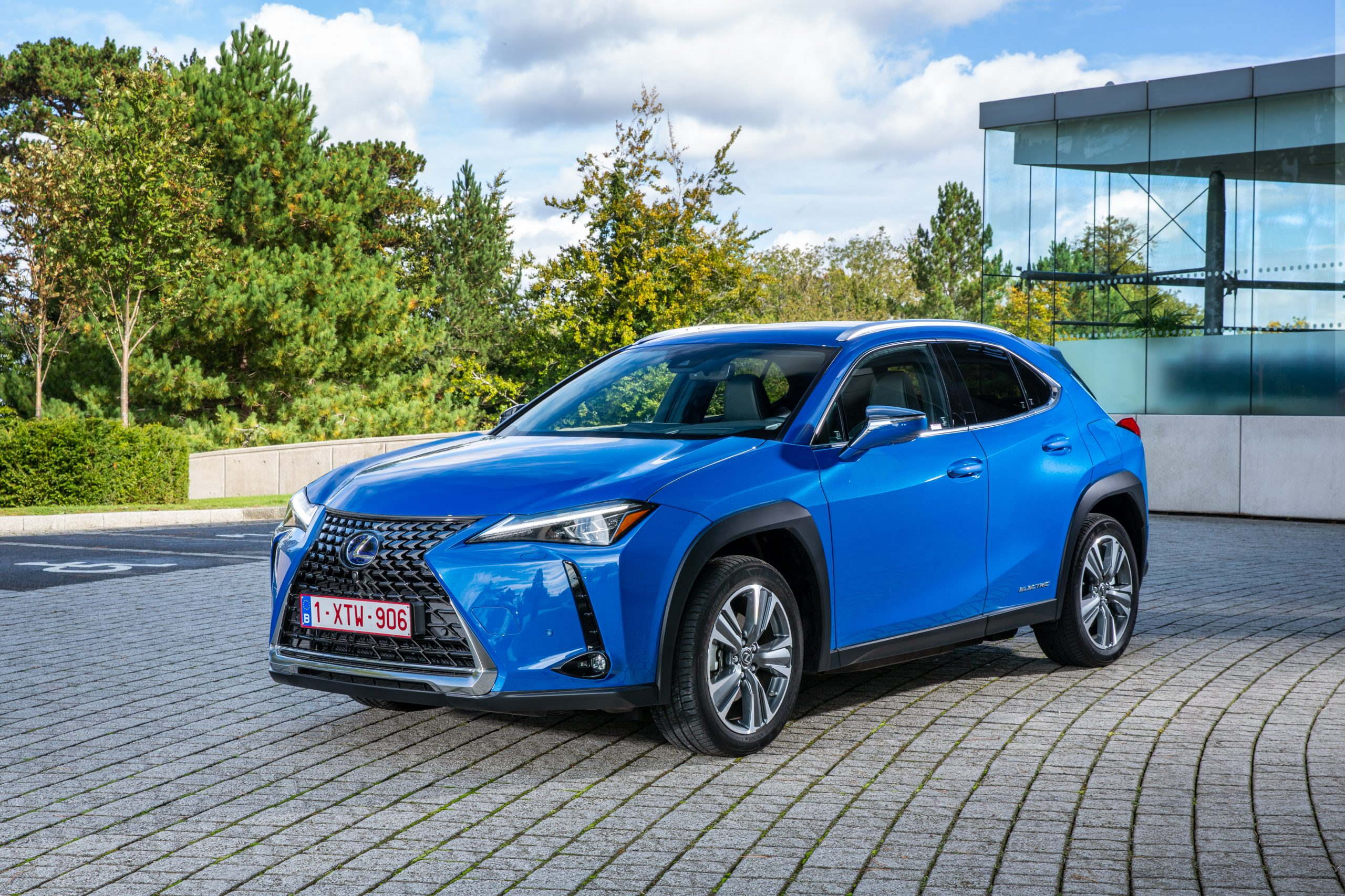 Lexus ux deals 300e review