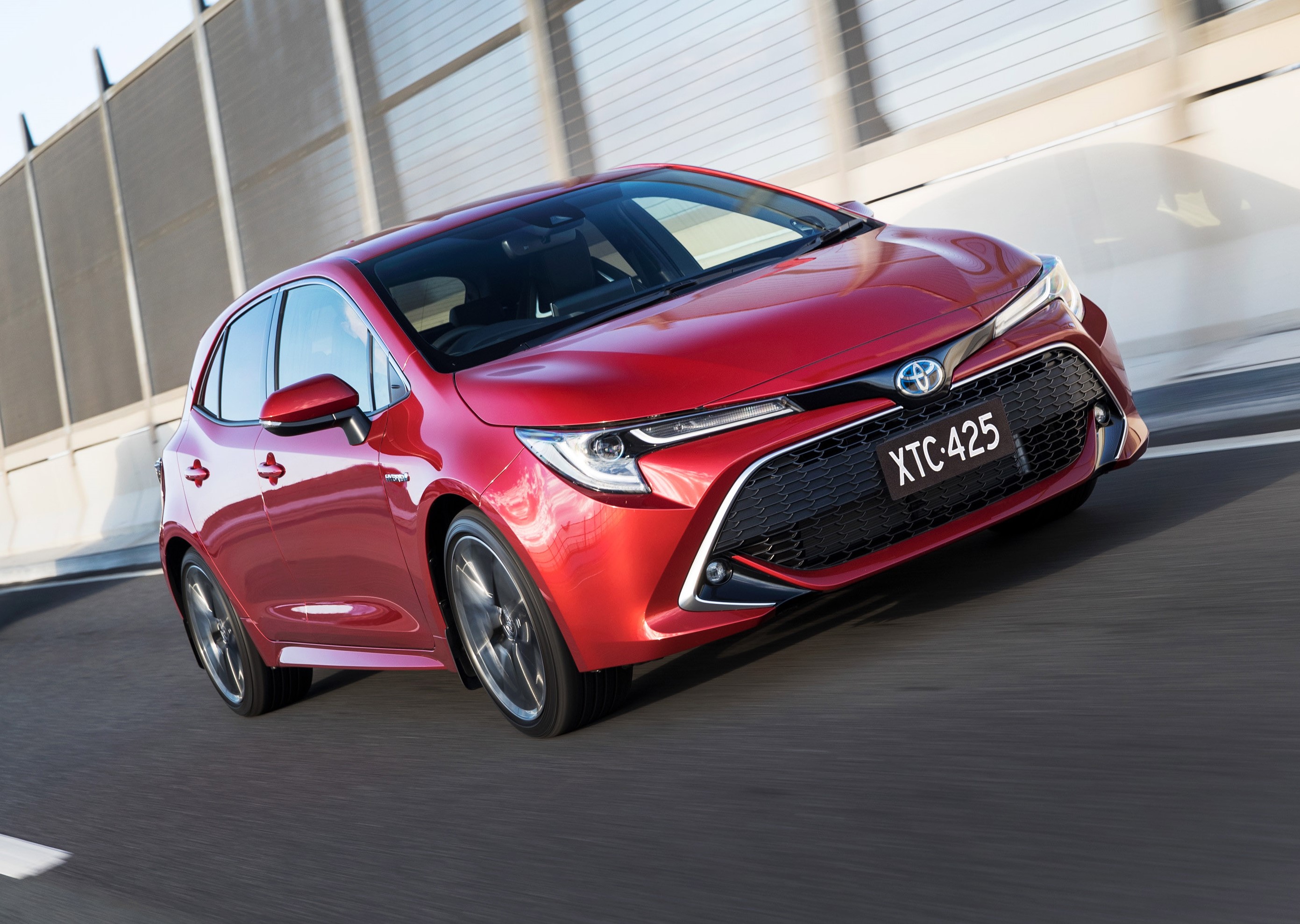 IMAGE Toyota Corolla hatch 2019 in Volcanic Red intext1