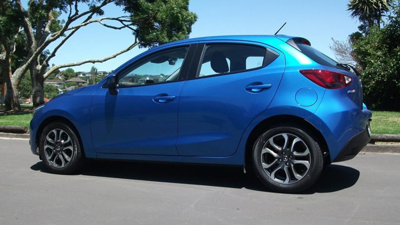 Mazda 2 фото